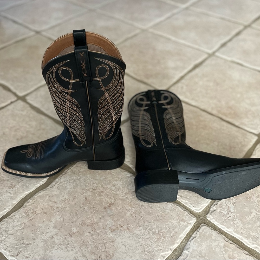 ARIAT ROUND UP WIDE SQUARE TOE WOMEN'S WESTERN BOOT - New W/O Tag